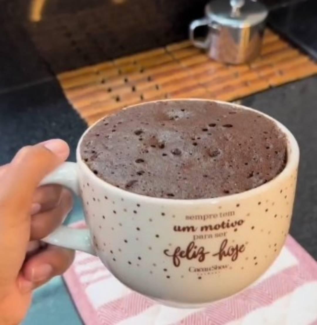 Bolinho saudável de caneca, destacando a textura macia, pedaços de chocolate derretido, uma opção nutritiva para momentos de indulgência consciente.