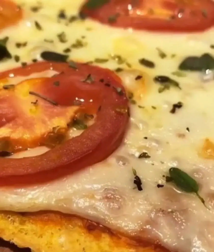 Imagem de uma suculenta Pizza Low Carb, coberta com ingredientes frescos e saborosos, ideal para uma refeição saudável.