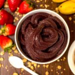 Refeição equilibrada e deliciosa com açaí, morangos e bananas, acompanhada de granola, superalimentos poderosos para a saúde.