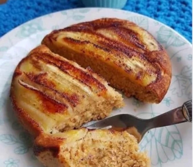 Imagem de um Bolo de Banana na Frigideira prontinho para ser apreciado. Uma opção saudável para transformar suas experiências culinárias.