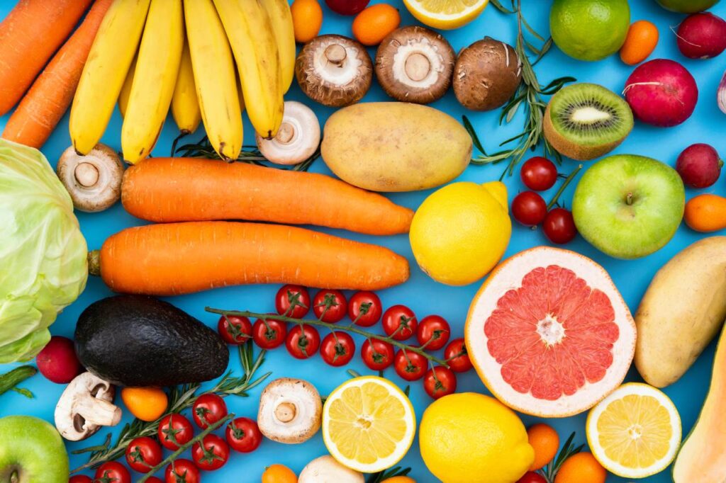 esa repleta de frutas, legumes e verduras coloridas, representando a diversidade e os benefícios nutricionais de uma alimentação rica em cores.