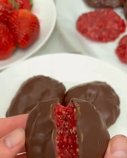 Bombom saudável de morango com chia, recheio de morango e cobertura de chocolate amargo.