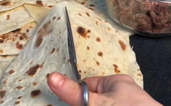Imagem da tortilha sendo cortada ao meio
