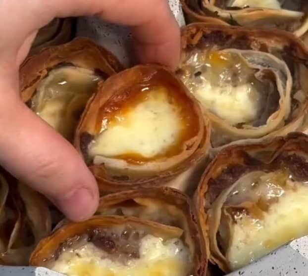 Imagem das tortilhas crocantes recheadas com carne moída suculenta e queijo prontas para serem saboreadas!