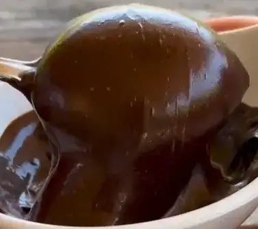 Imagem do preparo do brigadeiro de colher saudável após a mistura dos ingredientes.