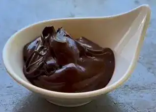 Brigadeiro de Colher Saudável, servido em um recipiente, pronto para ser saboreado.