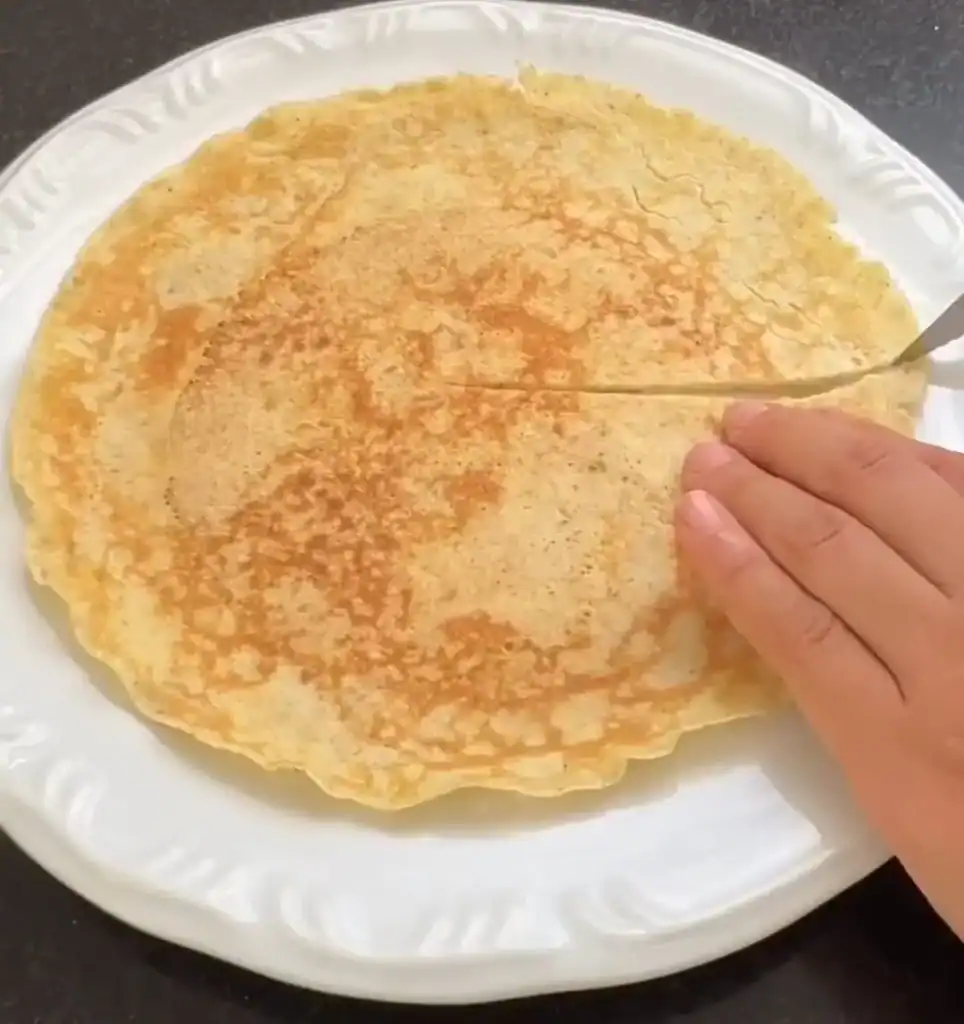 Corte do crepe saudável com frango no formato indicado para a montagem
