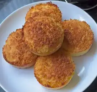 Queijadinhas saudáveis assadas e servidas em um prato.