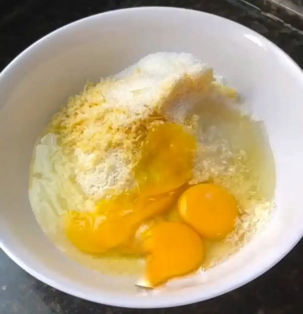 Ingredientes da queijadinha saudável dispostos em uma travessa antes do preparo.