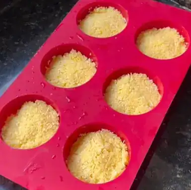 Massa de queijadinha saudável porcionada nas forminhas, pronta para ir ao forno.